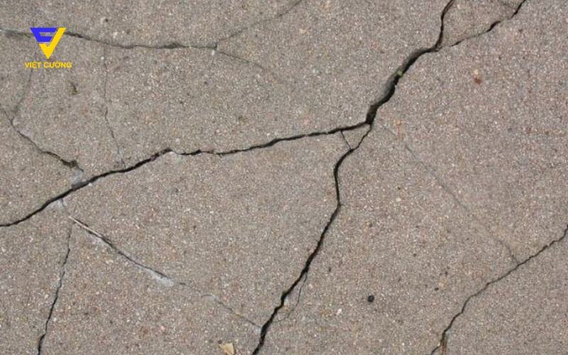 Nứt bề mặt do co ngót do bảo dưỡng sai cách