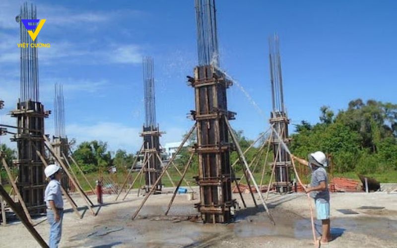 Phun nước định kỳ để duy trì độ ẩm lý tưởng cho bê tông