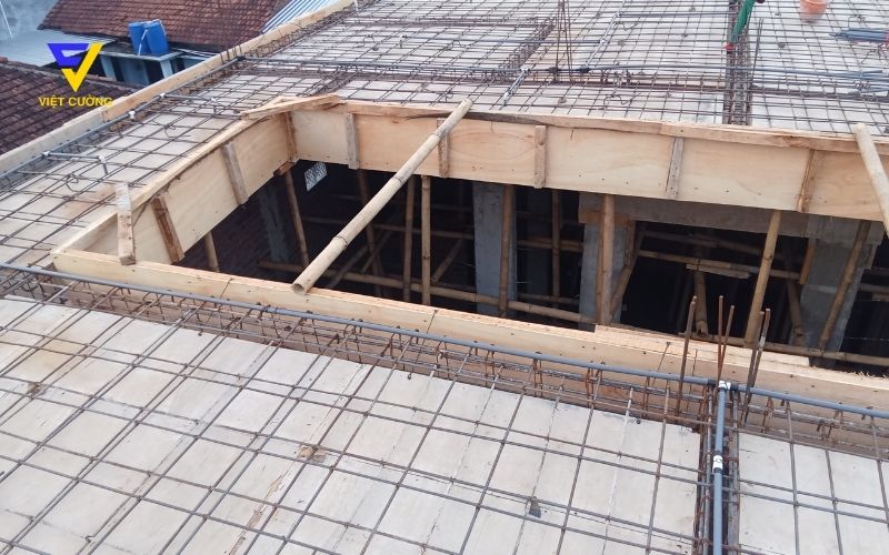 Đổ mái bằng bằng bê tông tươi giúp bề mặt sàn phẳng hơn, cường độ đồng đều