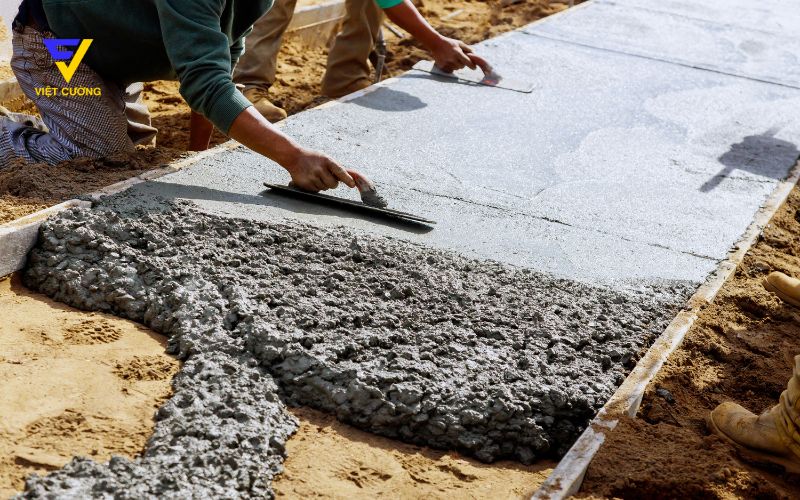 Trộn bê tông và đổ vào khuôn